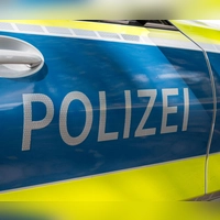 Rettungskräfte haben einen 87-Jährigen nach einem Badeunfall im Friedberger See nur noch leblos aus dem Wasser bergen können. (Symbolbild) (Foto: Daniel Vogl/dpa)