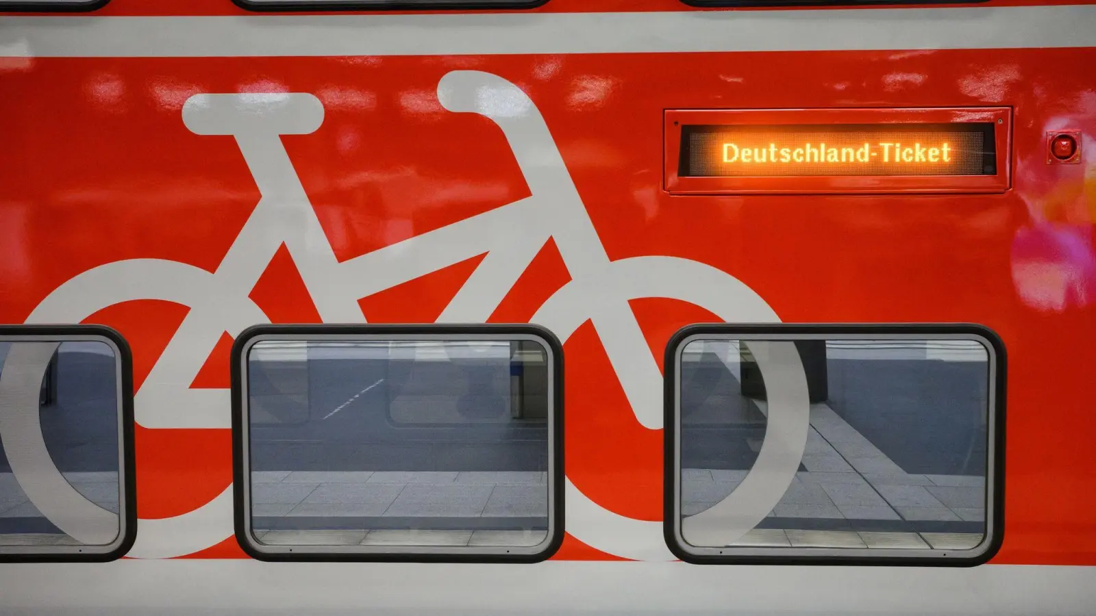 Das Display einer Regionalbahn zeigt das Wort „Deutschland-Ticket“ an. (Foto: Bernd von Jutrczenka/dpa/Symbolbild)
