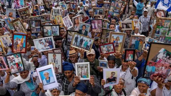 Äthiopische Israelis fordern auf einer Demonstration in Jerusalem die Regierung auf, ihre Familienmitglieder nachholen zu dürfen. Die Einwanderung von Menschen aus Äthiopien ist ein anhaltendes Konfliktthema in Israel. (Foto: Ohad Zwigenberg/AP/dpa)