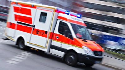 Die Verletzten wurden in ein Krankenhaus gebracht. (Symbolbild) (Foto: Nicolas Armer/dpa)
