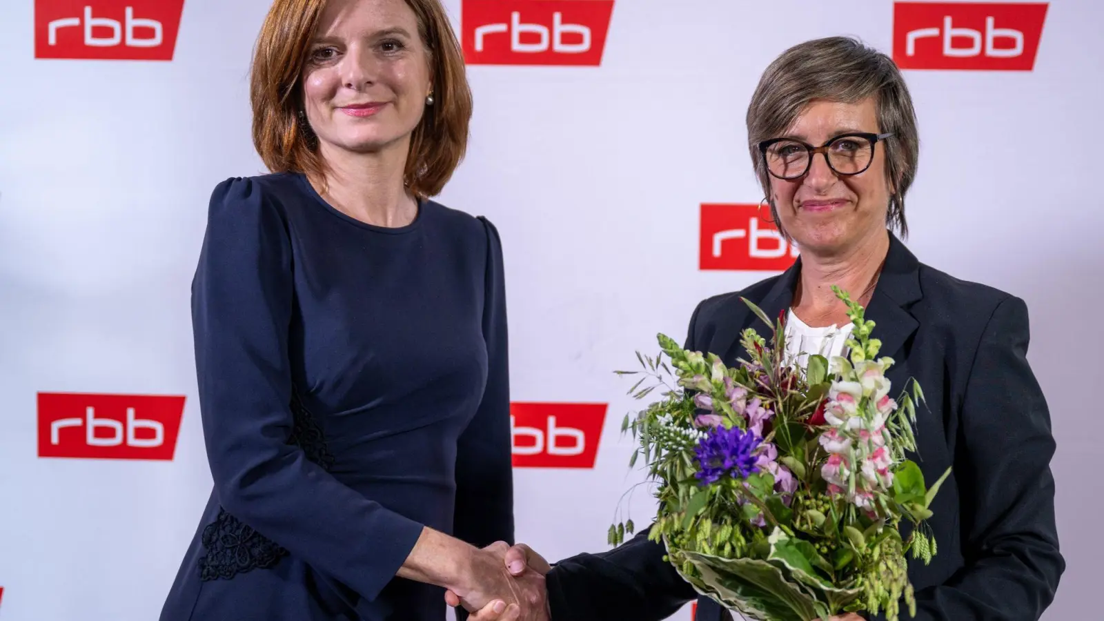 Die scheidende RBB-Interimsintendantin Katrin Vernau (l) und ihre designierte Nachfolgerin Ulrike Demmer. (Foto: Monika Skolimowska/dpa)