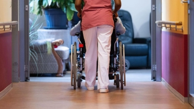 Wohngeld, Pflegewohngeld, Hilfe zur Pflege: Wird das Geld knapp, können Pflegebedürftige im Heim Unterstützung bekommen.  (Foto: Marijan Murat/dpa/dpa-tmn)