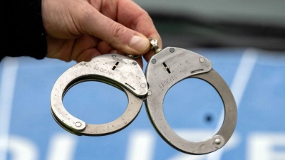 Der Mann wurde von der Polizei festgenommen. (Symbolbild) (Foto: Soeren Stache/dpa)
