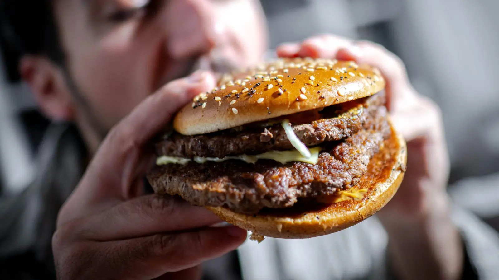Die Stiftung Warentest hat 10 klassische Pattys aus Rindfleisch und 10 vegetarische Alternativen untersucht. (Foto: Sina Schuldt/dpa/dpa-tmn)