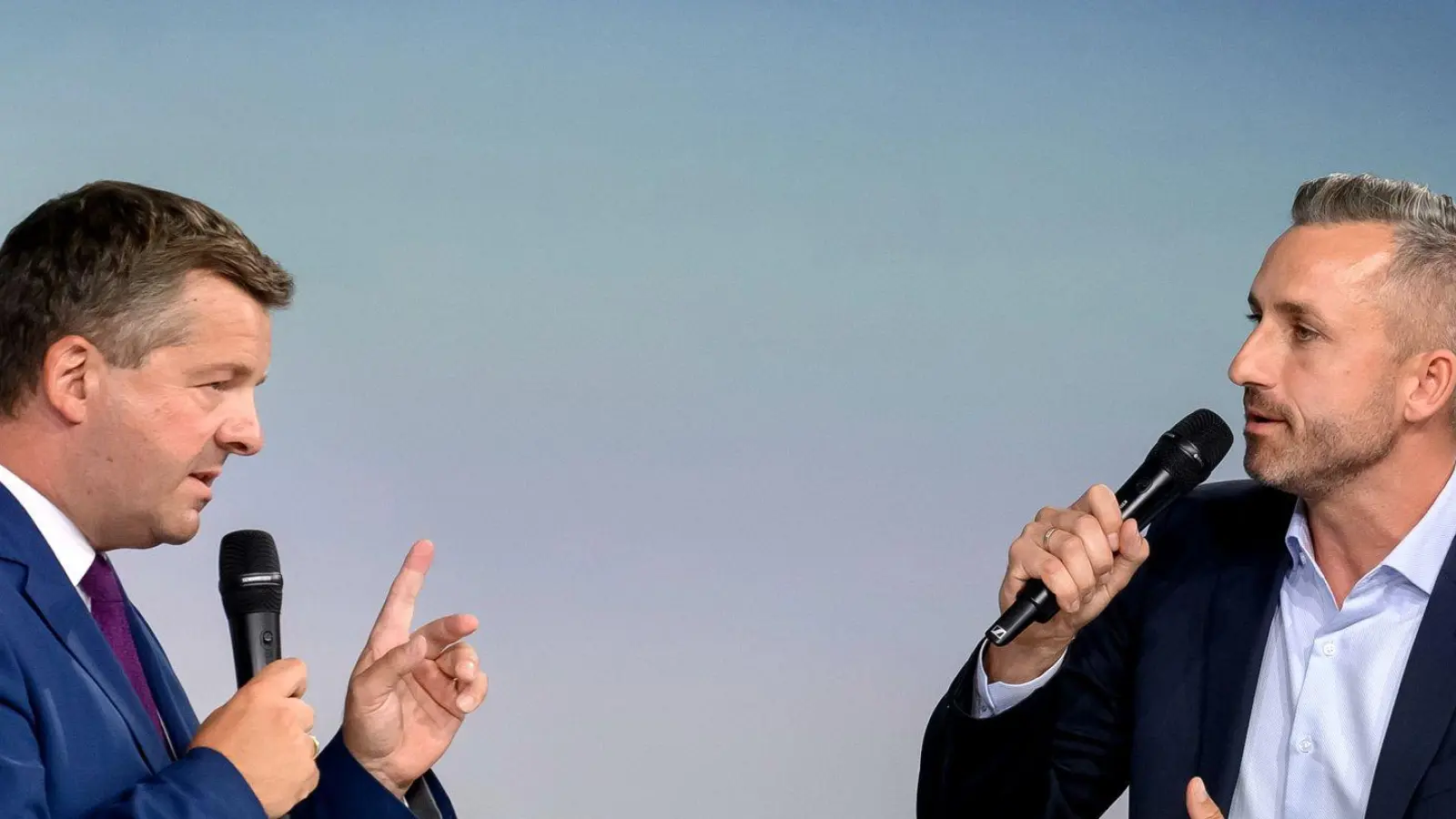 Beim Wahlforum lieferten sich zunächst die Spitzenkandidaten der CDU, Sven Schulze, und der AfD, Ulrich Siegmund, ein Duell, bevor die Vertreterinnen und Vertreter der übrigen Parteien dazu kamen. (Foto: Klaus-Dietmar Gabbert/dpa)
