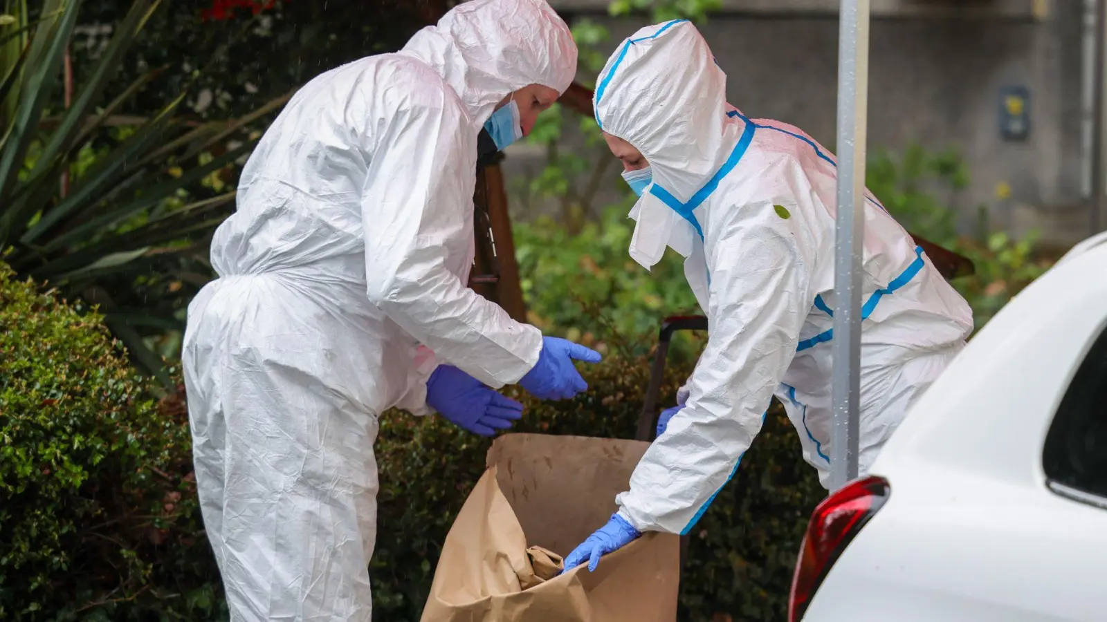 Der Verdächtige hat nach Polizeiangaben mit einem Messer eine Frau und zwei Kinder verletzt, eines davon ist daraufhin verstorben. (Foto: Christoph Reichwein/dpa)