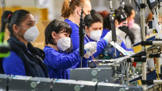 Arbeiterinnen in einer Fabrik: Die Statistikbehörde Eurostat hat Zahlen zur Arbeitslosigkeit veröffentlicht. (Foto: Chaloupka Miroslav/CTK/dpa)