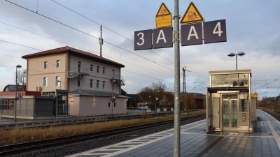 Fahren zwischen dem Bahnhof Dombühl (unser Bild) und dem Bahnhof Wilburgstetten bald wieder Züge? (Foto: Thomas Schaller)