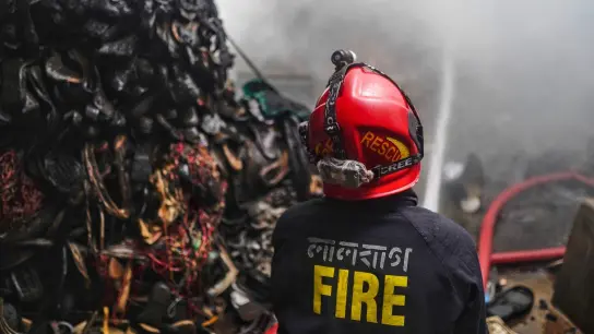 Ein Feuerwehrmann im Kampf gegen das Feuer in der Plastikfabrik in Dhaka. (Foto: Sultan Mahmud Mukut/SOPA/ZUMA/dpa)