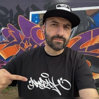 Ein ganz besonderes Ansbach-T-Shirt hat Carlos Lorente zu seinem Jubiläum entworfen. Man muss schon zweimal hinschauen, um den Schriftzug entziffern zu können. (Selfie: Carlos Lorente)