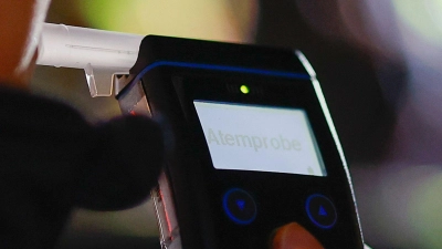 2,6 Promille zeigt ein Atemalkoholtest bei einem Lastwagenfahrer an. (Symbolbild) (Foto: Heiko Becker/dpa)