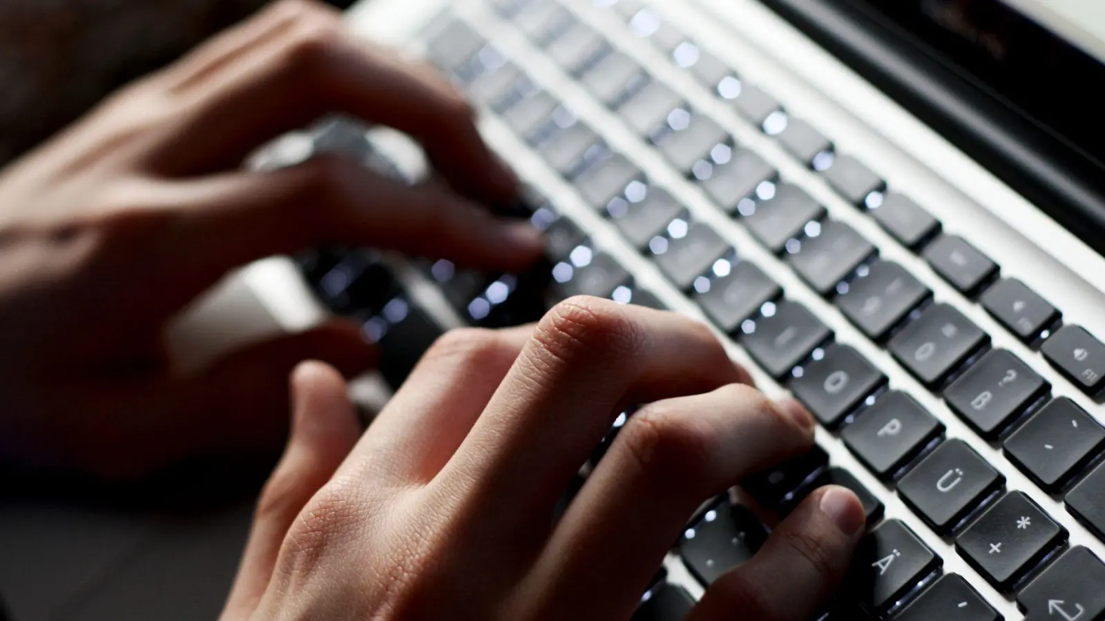 Bei einem Anlagebetrug verliert ein Mann viel Geld. (Symbolbild) (Foto: Karl-Josef Hildenbrand/dpa)