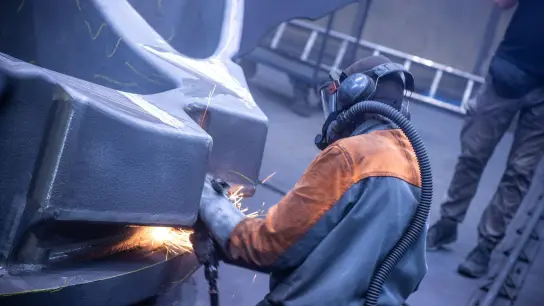 Ein Mitarbeiter arbeitet in einer Eisengießerei: Durch die hohen Energiekosten steigen in der Eurozone die Preise für gewerbliche Produkte im Rekordtempo. (Foto: Jens Büttner/dpa-Zentralbild/dpa)