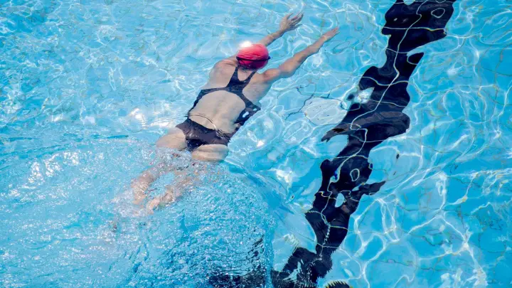 Schwimmen tut dem Nacken gut - allerdings nur dann, wenn man den Kopf nicht die ganze Zeit über Wasser hält. (Foto: Christoph Soeder/dpa/dpa-tmn)