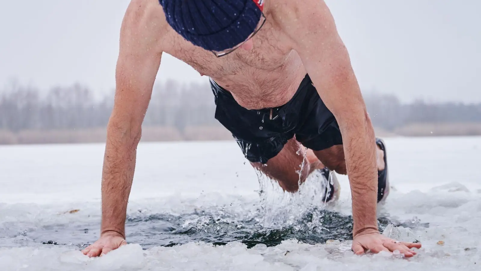 30 Sekunden können schon viel sein: Beim Eisbaden ist es ein Muss, auf die Signale des eigenen Körpers zu hören. (Foto: Annette Riedl/dpa/dpa-tmn)