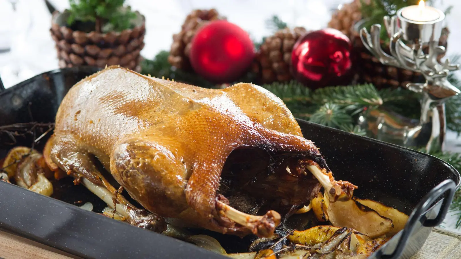 Wenn die Gans aus dem Ofen kommt, sollte sie erst einmal noch ruhen. (Foto: Tobias Hase/dpa-tmn)