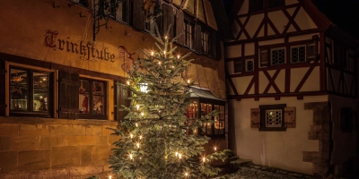 So wie diesen Baum an der Trinkstube können Interessierte einen Weihnachtsbaum für die Rothenburger Altstadt dekorieren – nur ohne elektrische Beleuchtung, denn Strom gibt es in der Altstadt nicht. (Foto: Willi Pfitzinger)