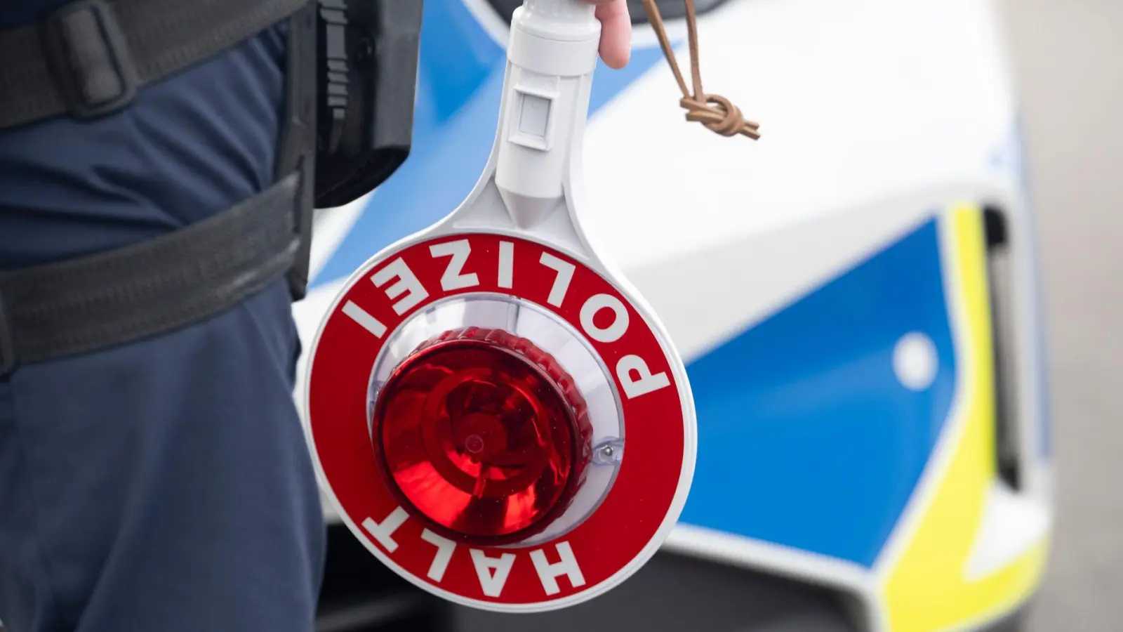Die Polizei stoppte den Kleintransporter auf der A3. (Symbolbild) (Foto: Marijan Murat/dpa)