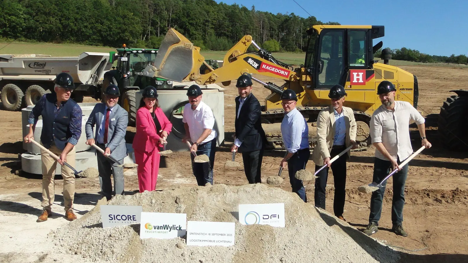 Erster Spatenstich (von links): Andreas Meyer (Max Bögl), stellvertretender Landrat Stefan Horndasch, Regierungspräsidentin Dr. Kerstin Engelhardt-Blum, Bürgermeister Markus Nehmer, Andreas Fleischer (DFI), Bastian Haupts (Van Wylick), Reinhard Hahn (DFI) und Tim Rauert (Max Bögl). (Foto: Winfried Vennemann)