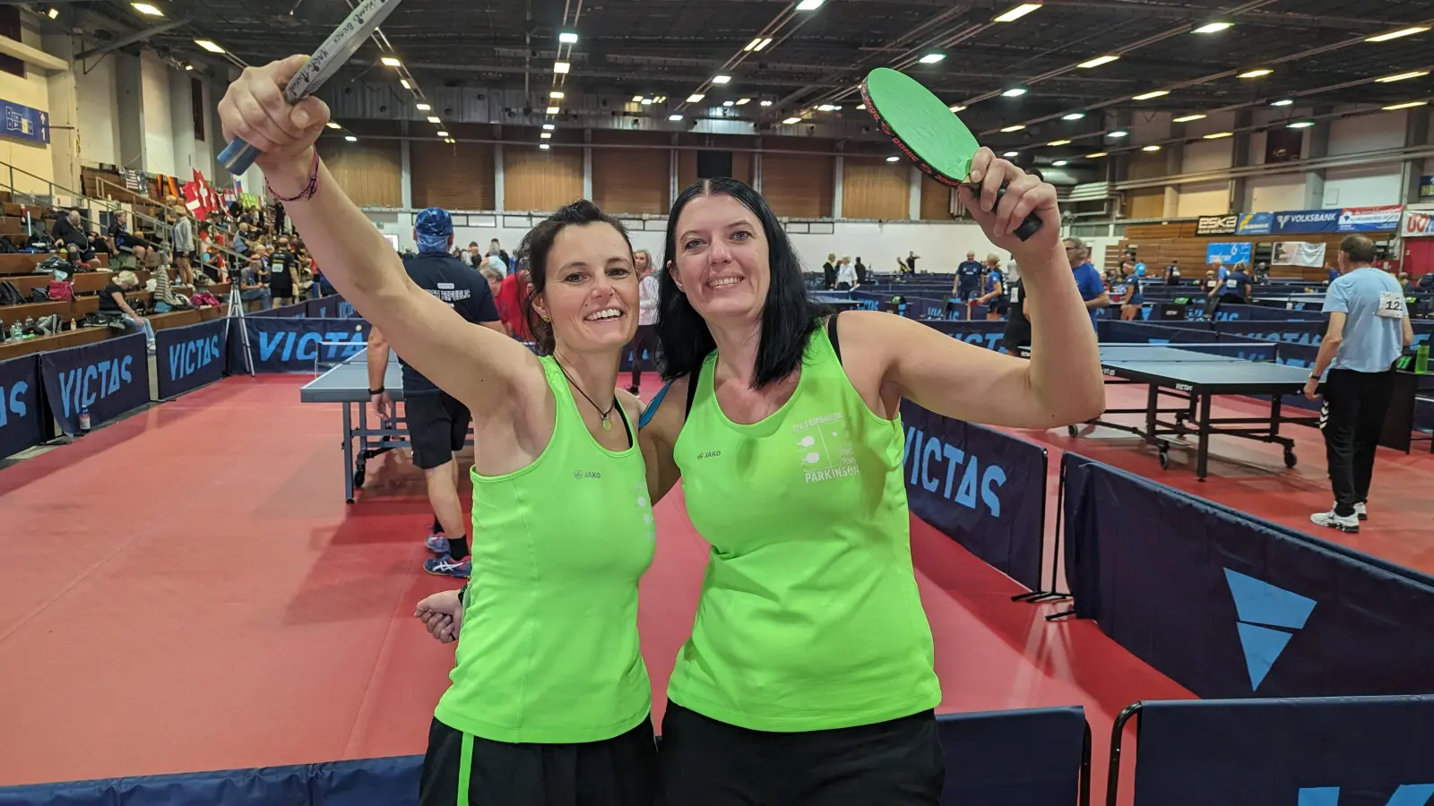 Begeisterte Sportlerinnen und beste Freundinnen: Anke Leidenberger (links) und Claudia Rehr spielen PingPongParkinson beim SC Dietersheim. (Foto: privat)