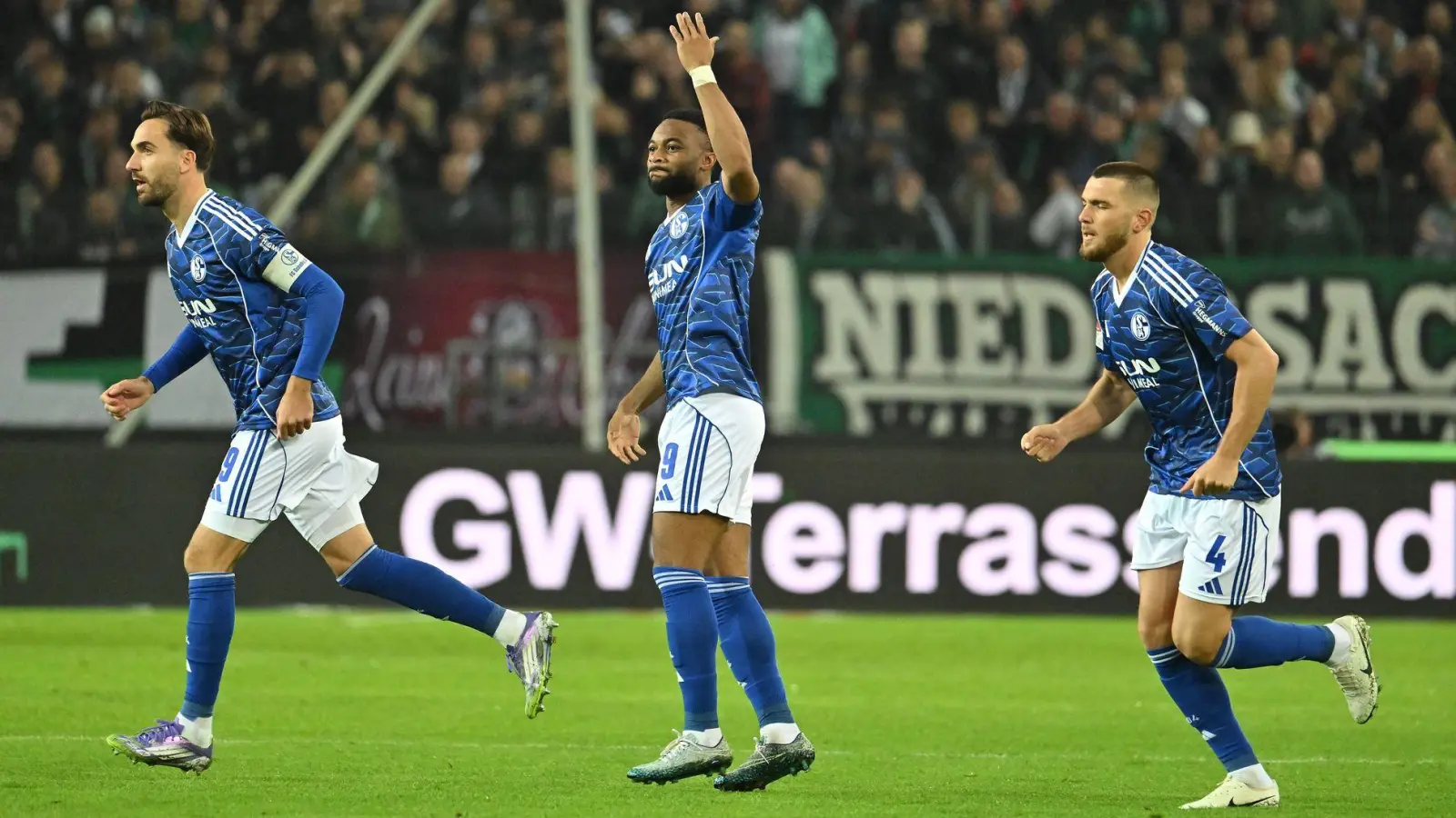 Beendete seine Torflaute: Schalkes Moussa Sylla (M). (Foto: Swen Pförtner/dpa)