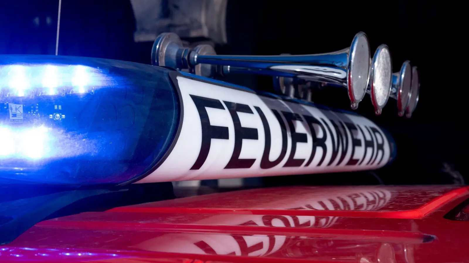 Die Feuerwehr löschte den Brand im Kellerraum des Mehrfamilienhauses. (Symbolbild)  (Foto: Niklas Treppner/dpa)