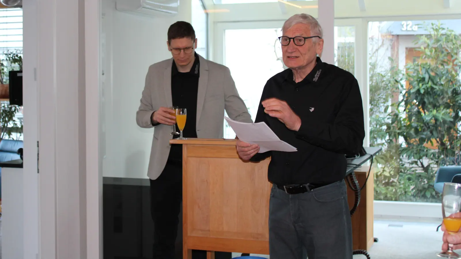 Rudolf und Jonas Kellermann beim Get-together-Abend des Kellermann Ingenieurbüros am 27. März 2025. (Foto: rae)