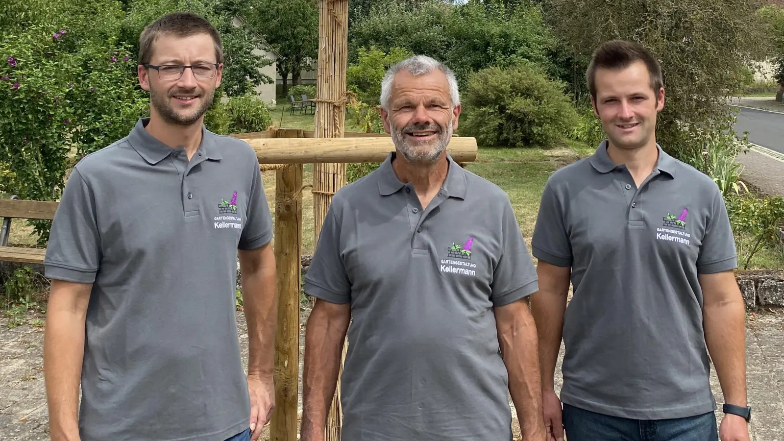 Firmengründer Bernd Kellermann (Mitte) mit seinen Söhnen Sven (links) und Jens (rechts), anlässlich des Betriebsjubiläums spendet die Firma der Ortschaft Niedersteinach eine Sommerlinde.  (Foto: Gartengestaltung Kellermann)