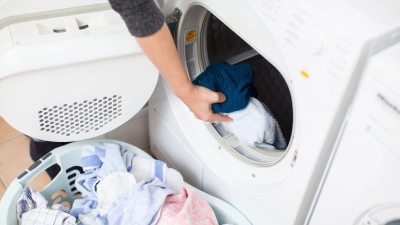 Selbst ein moderner Wäsche- oder Waschtrockner verursacht einen dreistelligen Betrag Stromkosten pro Jahr. (Foto: Christin Klose/dpa-tmn)