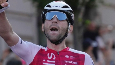 Benjamin Thomas jubelt über seinen Sieg bei der fünften Giro-Etappe. (Foto: Gian Mattia D'Alberto/LaPresse/AP/dpa)