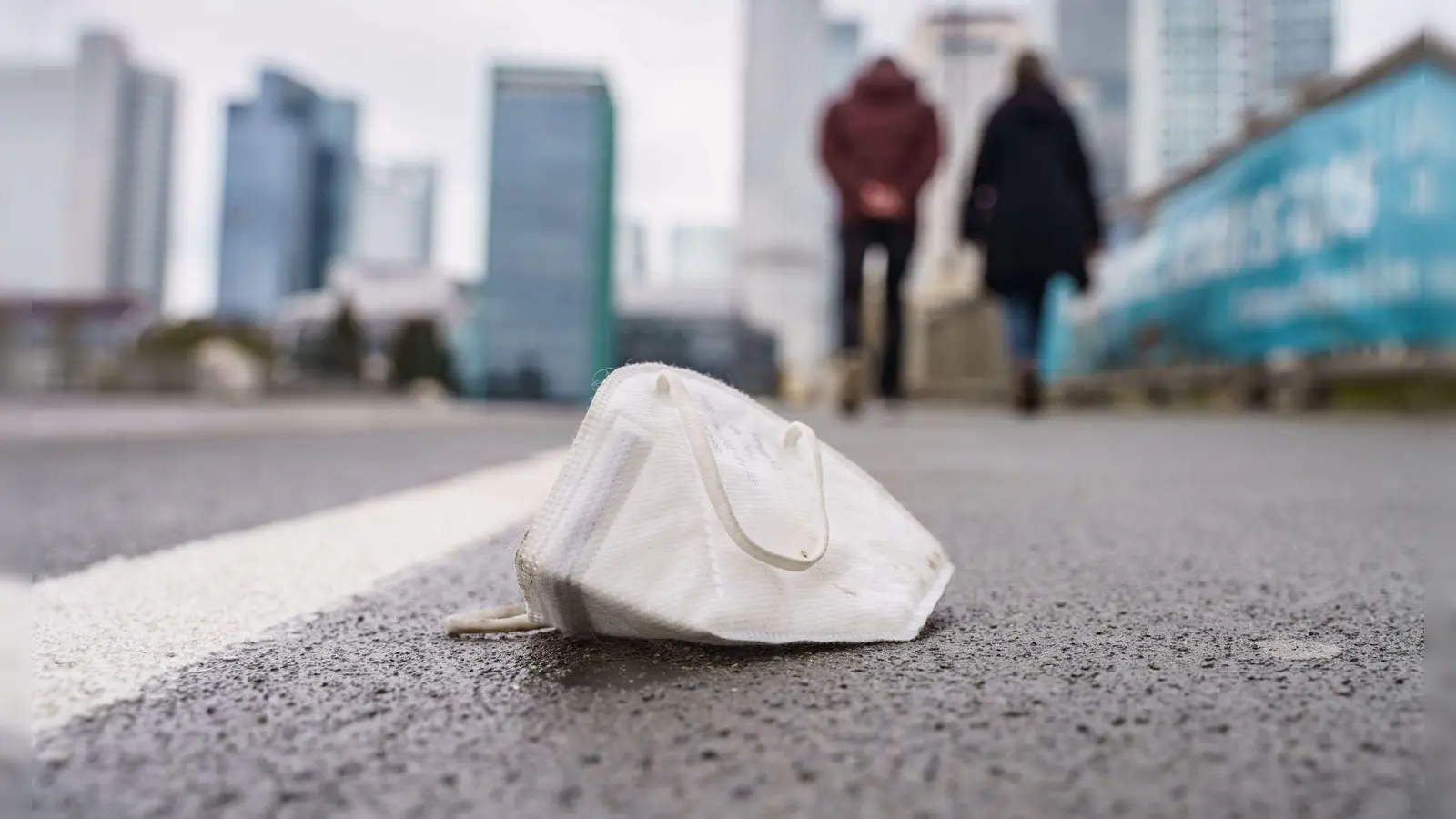 Einst Alltagsgegenstand, mittlerweile eher selten zu sehen: Masken zum Schutz gegen Corona. (Foto: Frank Rumpenhorst/dpa)