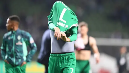 Werders Marvin Ducksch ärgert sich über den verschossenen Elfmeter kurz vor Spielende. (Foto: Carmen Jaspersen/dpa)