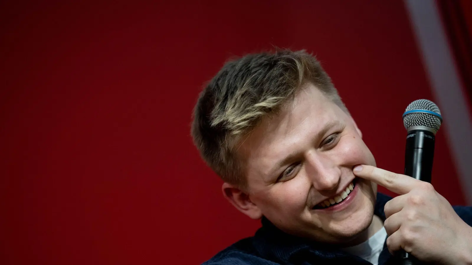 Macht sich über alles und jeden lustig: El Hotzo (Foto: Hendrik Schmidt/dpa)