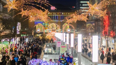 Die weihnachtlich geschmückte Innenstadt von Hannover. Viele Einzelhändler fürchten in diesem Jahr ein schlechtes Weihnachtsgeschäft. (Symbolbild) (Foto: Julian Stratenschulte/dpa)
