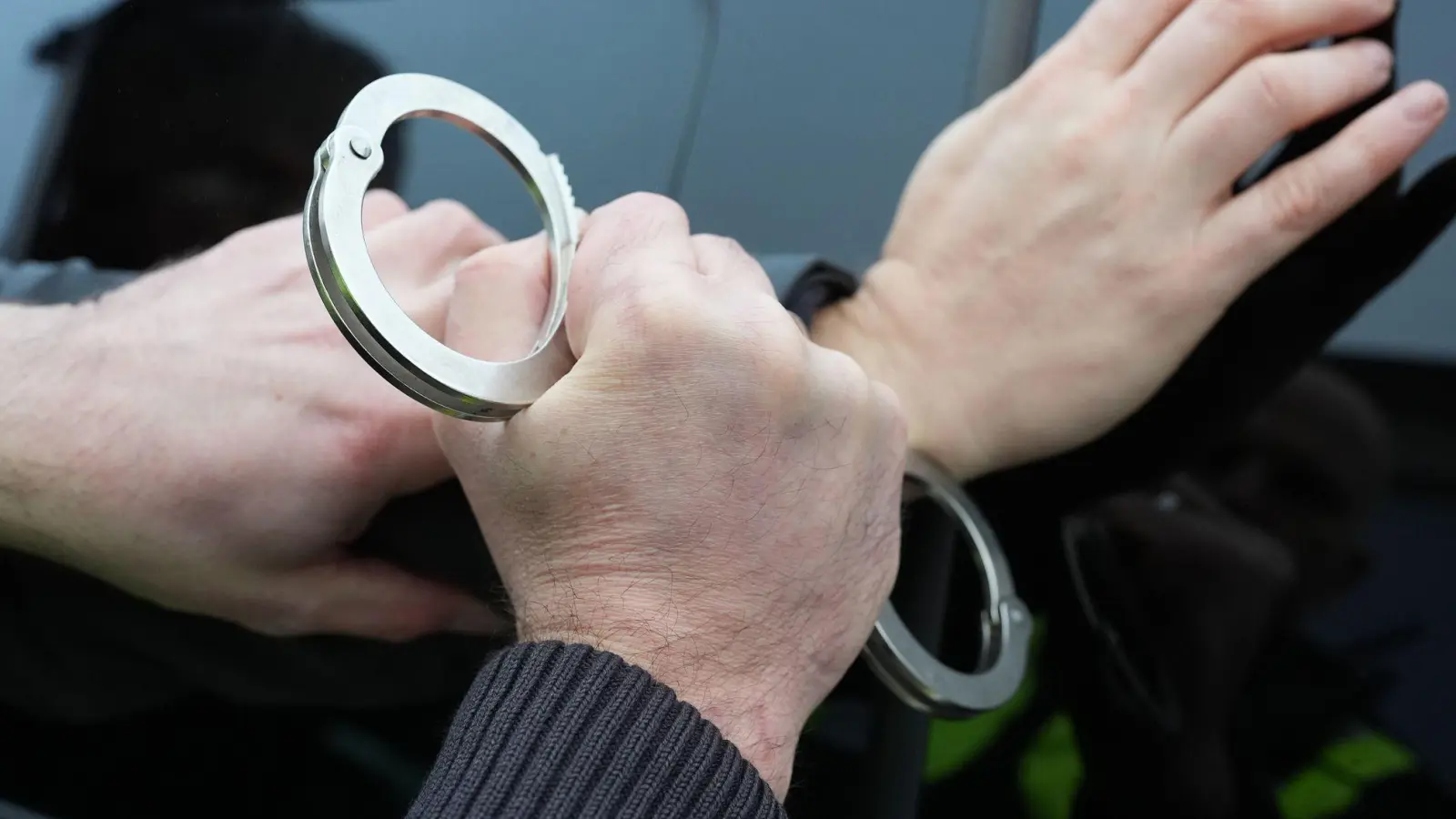 Die Beamten nahmen den Mann fest und ein Richter erließ am Sonntag Haftbefehl. (Symbolbild) (Foto: Marcus Brandt/dpa)