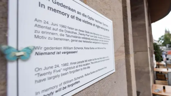 Eine Gedenktafel zu dem rassistischen Anschlag in einer Nürnberger Diskothek im Jahr 1982 hängt an einer Außenfassade. (Foto: Daniel Karmann/dpa)