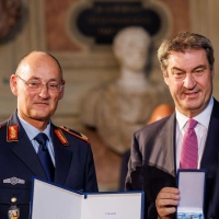 Die Nachricht dürfte Bayerns Ministerpräsidenten Söder (rechts) ebenso freuen, wie Brigadegeneral Hambach: Das Landeskommando Bayern bleibt in seiner etablierten Struktur erhalten. (Archivbild) (Foto: Matthias Balk/dpa)