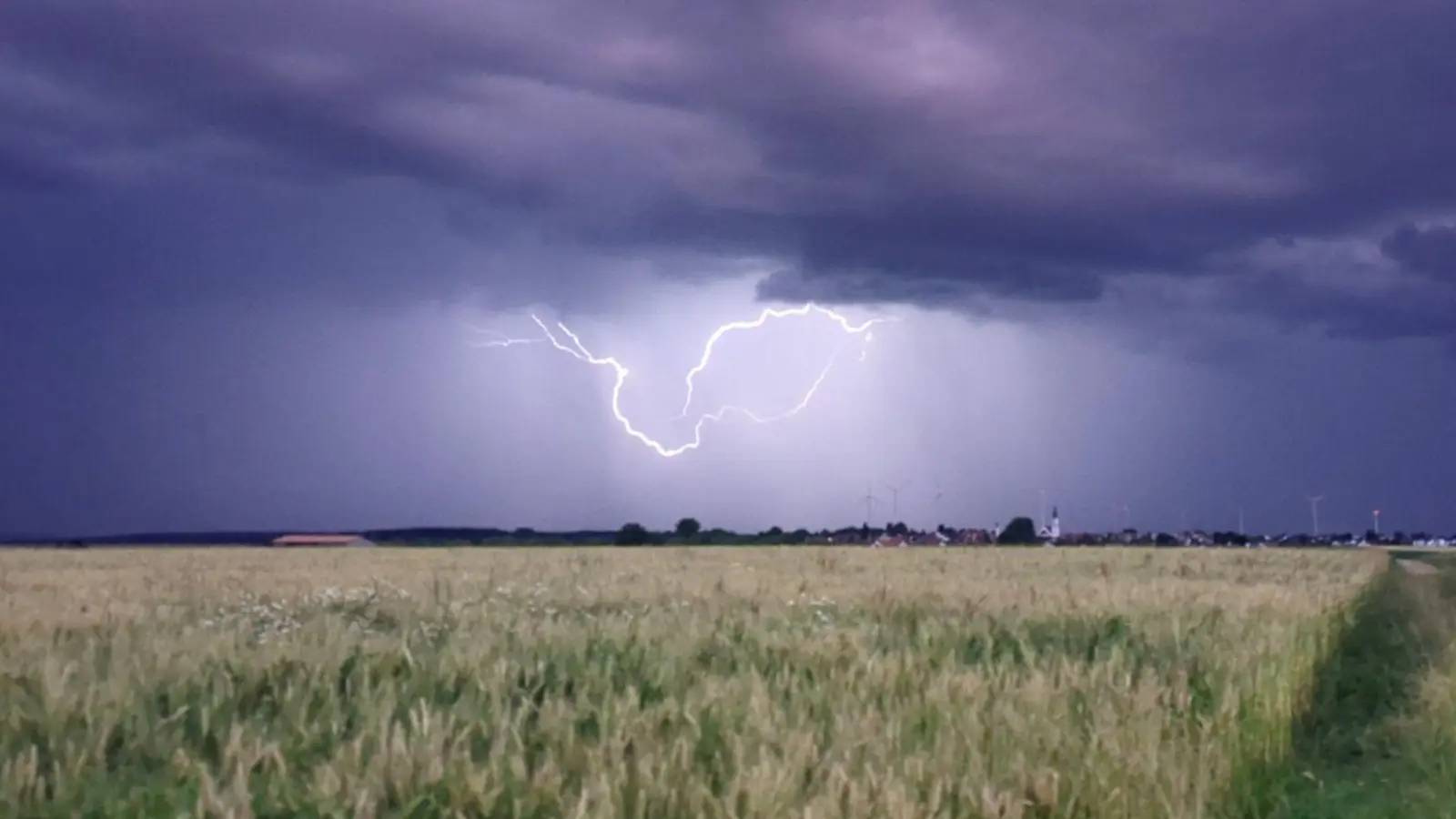 Gewitter und Regen werden über Bayern erwartet. (Archivfoto) (Foto: Simon Zeiher/onw-images/dpa)