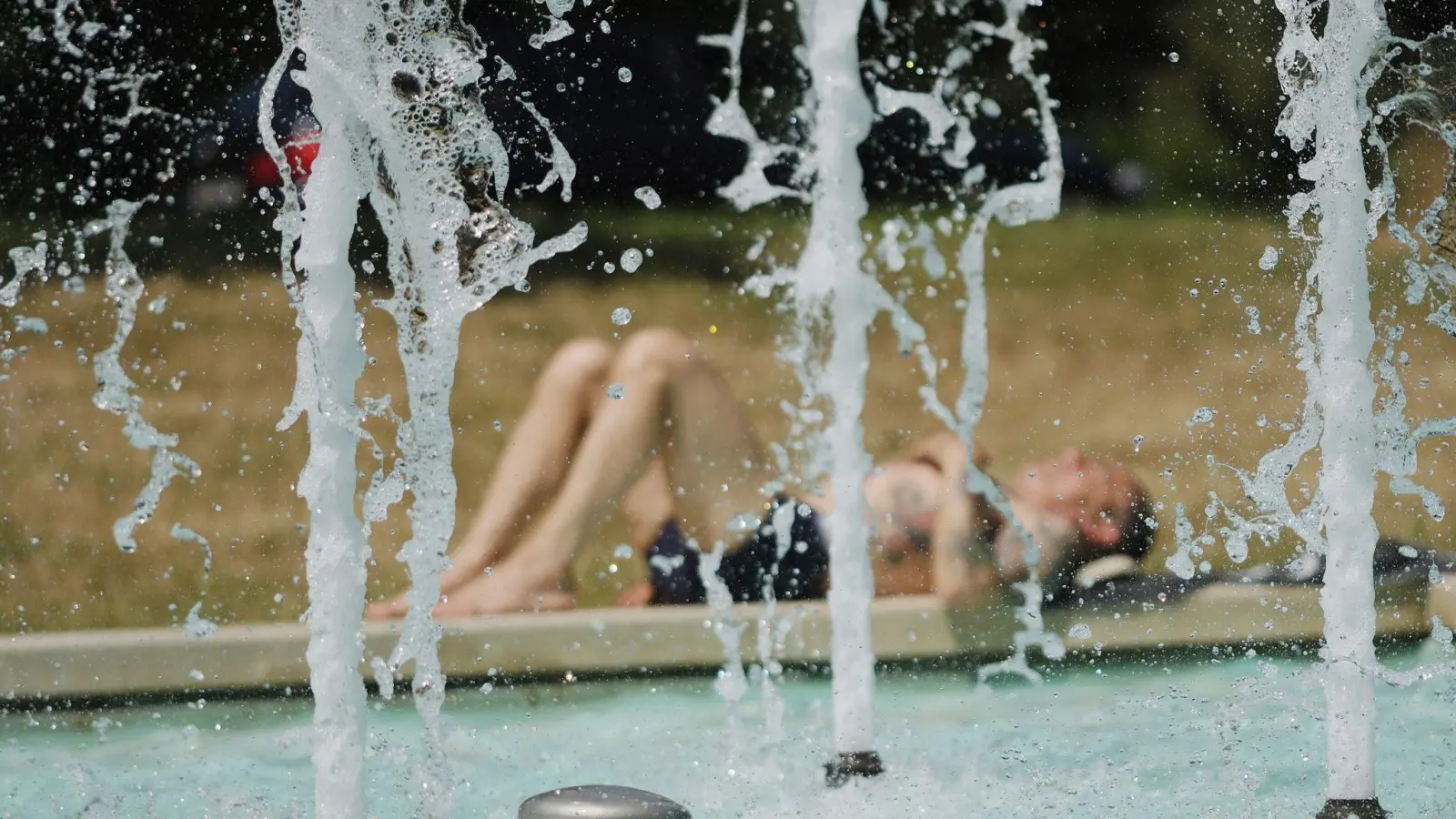 Vielen Menschen fanden am Samstag am Wasser etwas Abkühlung. (Foto: Sebastian Willnow/dpa)