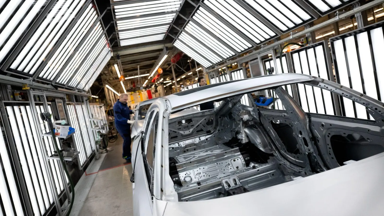 Deutsche Unternehmen haben viele Jobs ins Ausland verlagert, vor allem in die Produktion (Archivbild) (Foto: Sven Hoppe/dpa)