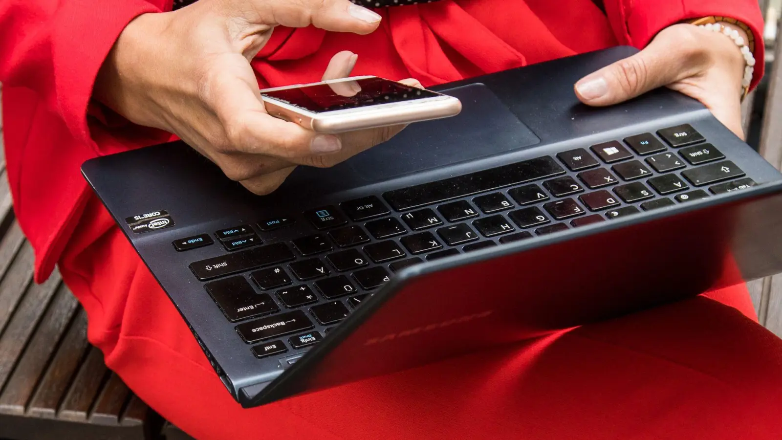 Ungewöhnliche Aktivitäten im Postfach: Auffällige Anmeldeversuche oder fremde Nachrichten deuten auf einen möglichen Hackerangriff hin. (Foto: Christin Klose/dpa-tmn)