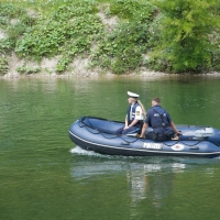 An der Isar hat die Polizei Schlauchboote kontrolliert - und einige Verstöße festgestellt.  (Foto: Michael Faulhaber/dpa)