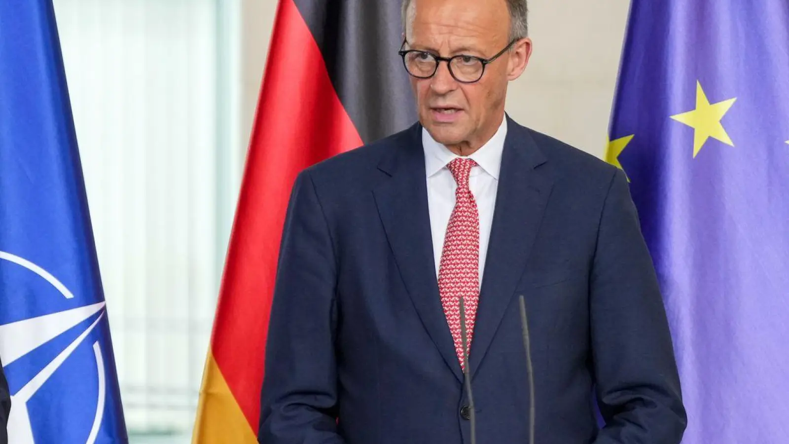 Kanzler Friedrich Merz (CDU) und Nato-Generalsekretär Mark Rutte treffen sich in Berlin zum 70. Jubiläum der Nato-Mitgliedschaft Deutschlands. Es geht auch um einen aktuellen Zwischenfall mit China.  (Foto: Soeren Stache/dpa)