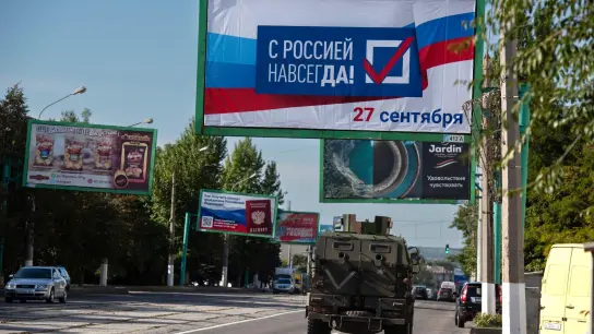 „Für immer mit Russland, 27. September“, steht auf diesem Plakat im russisch besetztem Luhansk. Der Kreml geht bei den Scheinreferenden in den besetzten ukrainischen Gebieten von einem Ja für einen Beitritt zu Russland aus. (Foto: Uncredited/AP/dpa)