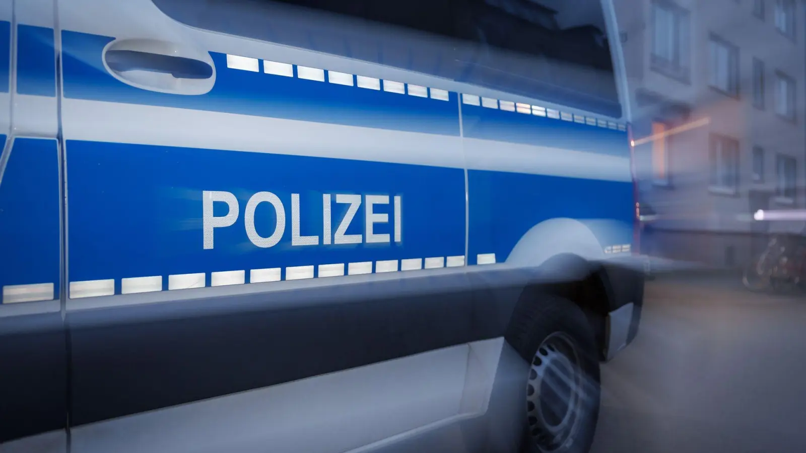 Nach der brutalen Attacke auf Kölner Anhänger im Januar dieses Jahres hat die Polizei eine Großrazzia gegen HSV-Fans durchgeführt. (Foto: Friso Gentsch/dpa)