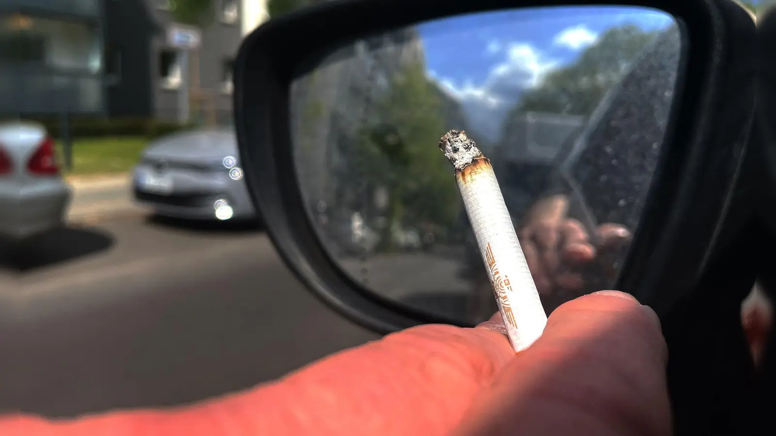 Das Entsorgen von Zigaretten aus dem Auto kann in Italien künftig teuer werden. (Archivbild) (Foto: Paul Zinken/dpa)