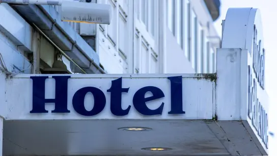 Der Eingang zu einem Hotel. (Foto: Jens Büttner/dpa-Zentralbild/dpa/Symbolbild)