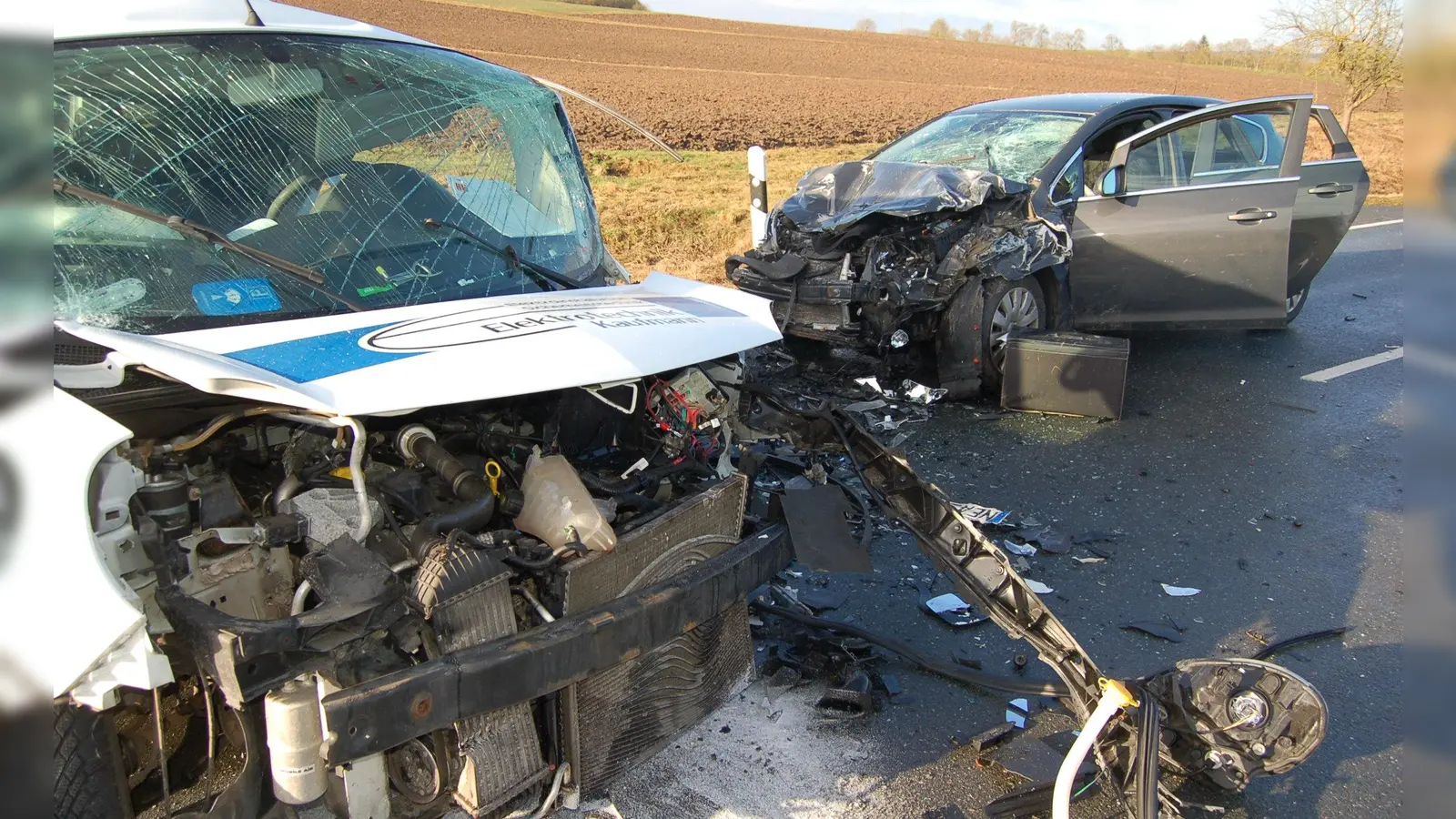 Der 18-jährige Fahrer eines Kastenwagens aus dem Landkreis Neustadt/Aisch-Bad Windsheim verstarb gestern wenige Stunden nach dem Unfall in einer Klinik in Erlangen. Der Pkw-Fahrer erlitt schwere, aber nicht lebens-gefährliche Verletzungen. Foto: Christa Frühwald (Foto: Christa Frühwald)