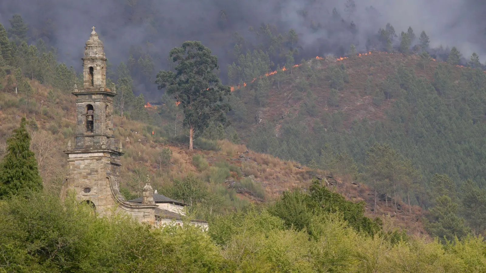 Die Brände haben im August bereits vier Menschenleben gefordert.  (Foto: Carlos Castro/EUROPA PRESS/dpa)