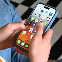 Eine neue Plattform möchte die Suche nach beliebten Apps für Smartphones und PC erleichtern.  (Foto: Elisa Schu/dpa/dpa-tmn)